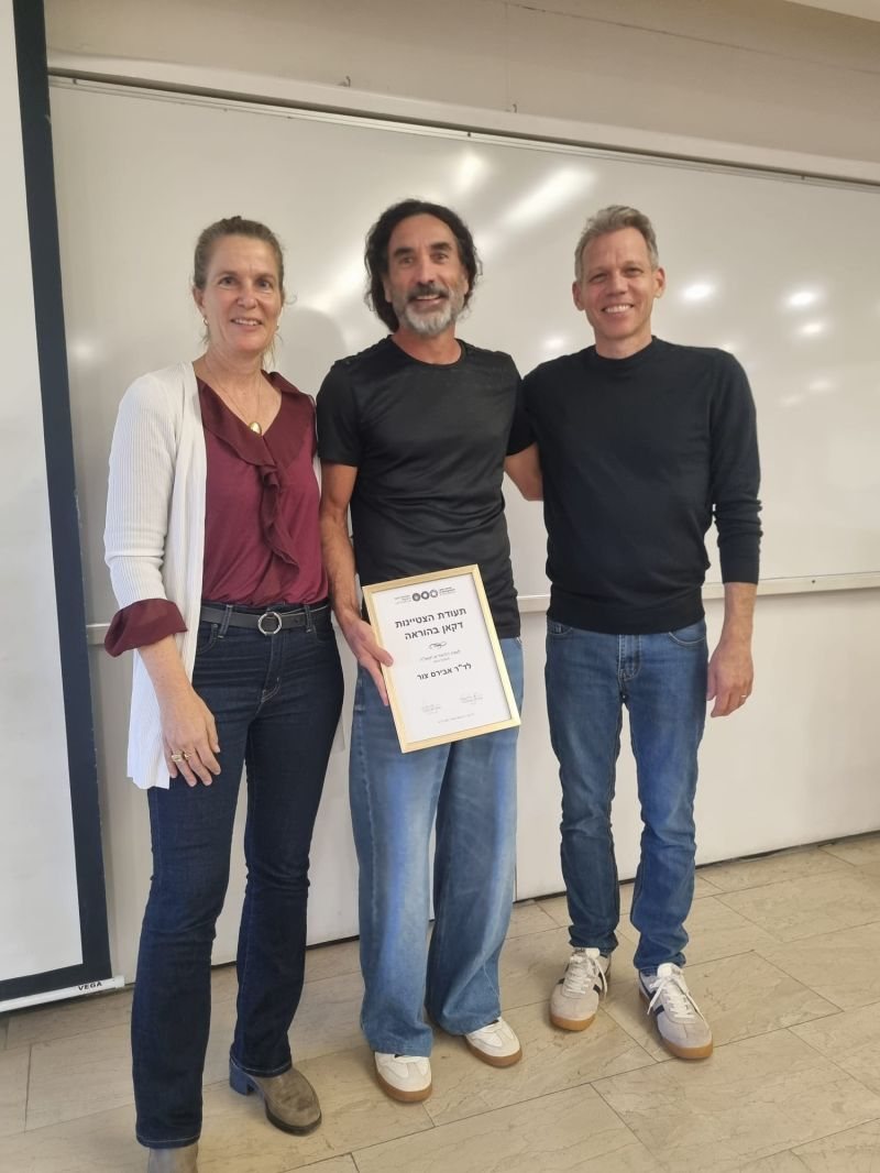 אבירם צור מחזיק תעודת הצטיינות בהוראה, אוניברסיטת תל אביב